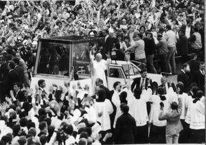 Jan Paweł II pozdrawia wiernych zgromadzonych na Skwerze Kościuszki w Gdyni,11 VI 1987 r., IPN Gd 003/200 t. 7, fotografia operacyjna SB.