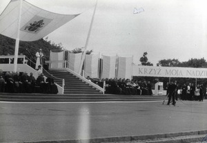 Jan Paweł II wygłasza homilię podczas spotkania z młodzieżą na Westerplatte, 12 VI 1987 r., IPN Gd 003/200 t. 7, fotografia operacyjna SB.