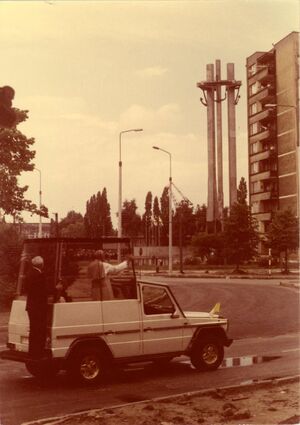 Jan Paweł II w drodze pod Pomnik Poległych Stoczniowców w Gdańsku, 12 VI 1987 r., IPN Gd 881/1539, dar Jerzego Marcinka, autor: NN.