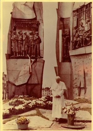 Jan Paweł II pod Pomnikiem Poległych Stoczniowców w Gdańsku, 12 VI 1987 r., IPN Gd 881/1539, dar Jerzego Marcinka, autor: NN.