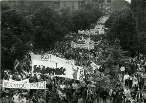 Demonstracja na ulicach Gdańska zorganizowana po mszy świętej na Zaspie, 12 VI 1987 r., IPN Gd 946/4, dar Wandy Szafran, autor: NN.