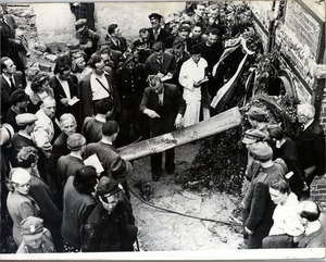 Fotografia z wizji lokalnej przeprowadzonej przy krematorium w obozie koncentracyjnym Stutthof