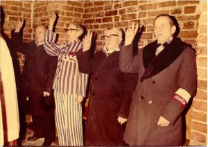Fotografia przedstawiająca byłych więźniów obozu koncentracyjnego Stutthof na uroczystościach w kościele św. Brygidy w Gdańsku w dniu 19 stycznia 1986 r.