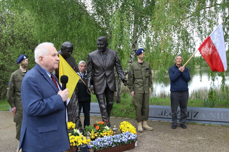 Czesław Nowak podczas uroczystości przy pomniku Jana Pawła II i Ronalda Reagana