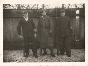 Fotografia przedstawiająca grupę funkcjonariuszy MO w okresie referendum ludowego w Inowrocławiu w 1946 r.