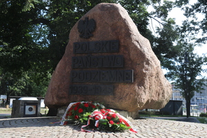 Naczelnik OBEN IPN Gdańsk Krzysztof Drażba 1 sierpnia złożył kwiaty pod pomnikiem Polskiego Państwa Podziemnego przy Targu Rakowym w Gdańsku