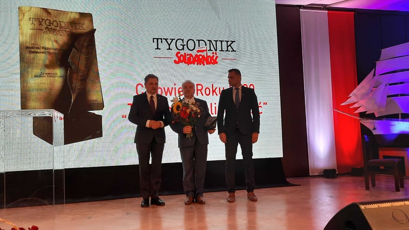 Laureat tytułu Andrzej Rozpłochowski (pośrodku).