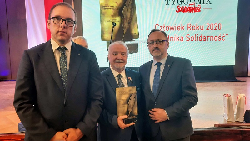 Wiceprezes IPN dr hab. Karol Polejowski (P), Andrzej Rozpłochowski i dr Daniel Czerwiński