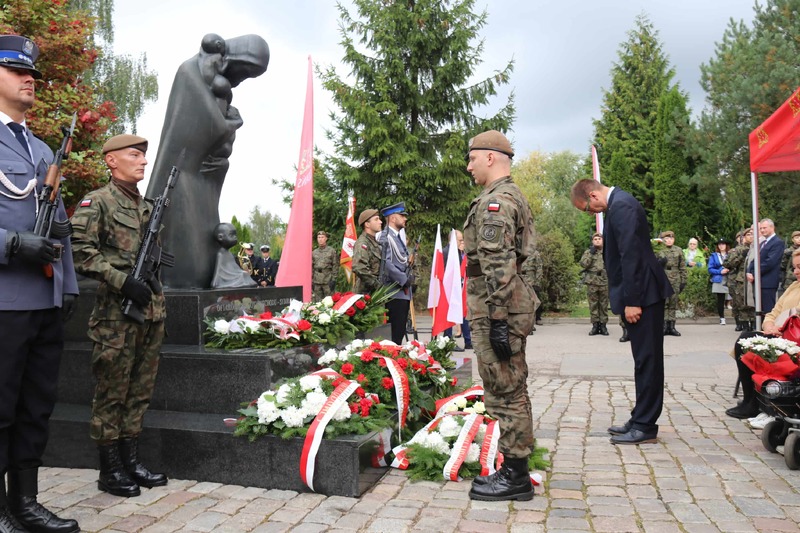 Kwiaty w imieniu Oddziału IPN w Gdańsku złożył dr Daniel Czerwiński