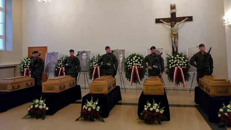 Trumny ze szczątkami bohaterów w Auli Św. Krzyża w Domu Zgromadzenia Księży Misjonarzy przy Bazylice pw. Świętego Wincentego a Paulo w Bydgoszczy.