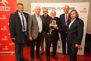 Podczas inauguracji Festiwalu Filmowego NNW 30 października nagrodę „Drzwi do wolności” otrzymał ojciec Bronisław Sroka. Fot. NNW