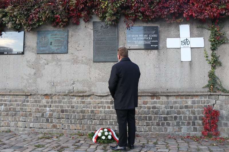 Kwiaty pod tablicą upamiętniającą czyn braci Kowalczyków złożył prof. Mirosław Golon, dyrektor Oddziału IPN w Gdańsku.