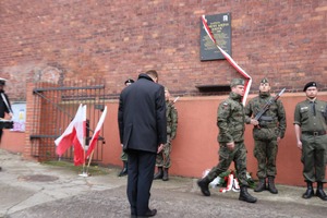 Kwiaty pod tablicą upamiętniająca kpt. Zygmunta Kiepasa złożył dyrektor Oddziału IPN w Gdańsku prof. Mirosław Golon.