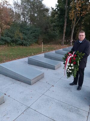 Dyrektor Oddziału IPN w Gdańsku prof. Mirosław Golon złożył kwiaty na grobie kpt. Adama Dedio na Cmentarzu Wojskowym na Oksywiu.