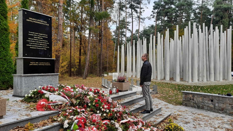 W imieniu Oddziału IPN w Gdańsku znicz pamięci przy pomniku w Lesie Szpęgawskim zapalił przedstawiciel Oddziałowego Biura Upamiętniania Walk i Męczeństwa.