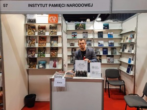 Sprzedaż publikacji na stoisku Instytutu Pamięci Narodowej prowadzi Krzysztof Filip.