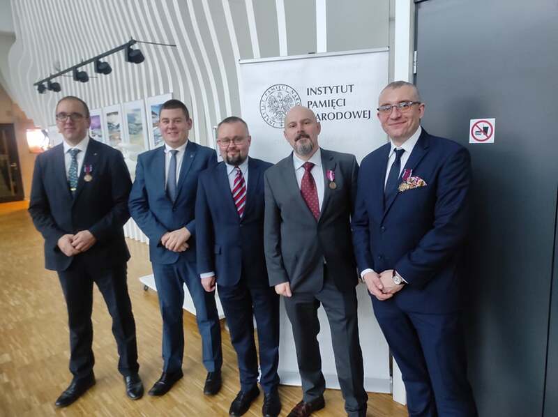 Grupa wyróżnionych pracowników Oddziału IPN w Gdańsku. Od lewej: dr Daniel Czerwiński, Artur Chomicz, Przemysław Namsołek, dr hab. Daniel Wicenty, Wojciech Wabik.