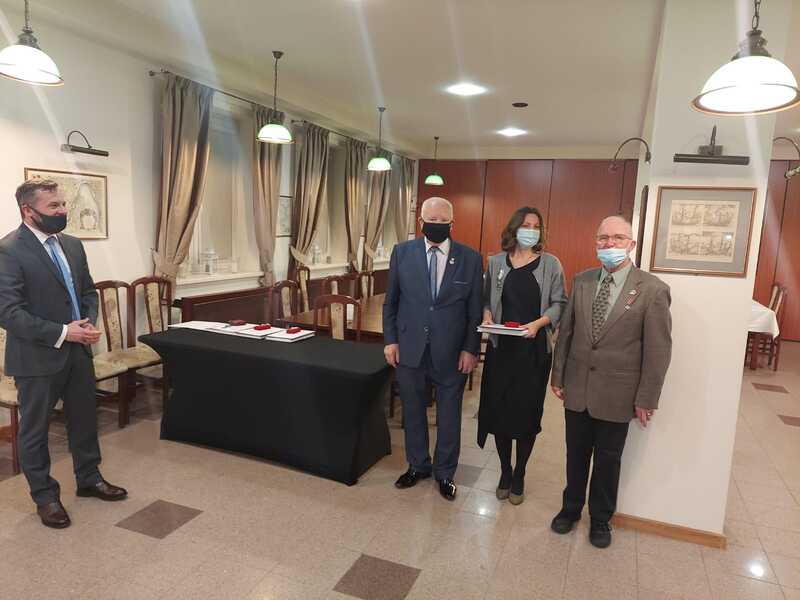 Pamiątkowe zdjęcie odznaczonych (druga z prawej naczelnik AIPN w Gdańsku Justyna Pazda).