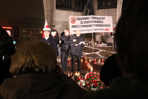 13 grudnia delegacja Instytutu Pamięci Narodowej na czele z prof. Mirosławem Golonem, dyrektorem IPN Gdańsk, złożyła wieńce i zapaliła znicze pod Pomnikiem Poległych Stoczniowców podczas uroczystości organizowanej przez Stowarzyszenie „Godność”