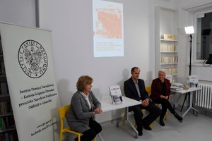 Autorzy albumu: Małgorzata Sokołowska (L), Robert Chrzanowski (IPN Gdańsk) i gość spotkania. Ewa Kubasiewicz-Houée.