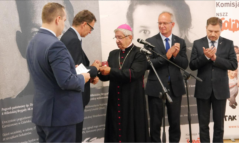 Od lewej: dr Karol Nawrocki (Naczelnik OBEN IPN Gdańsk), dr Jarosław Szarek (Prezes IPN), ks. abp Sławoj Leszek Głódź (Metropolita Gdański), dr hab. Krzysztof Szwagrzyk (Zastępca Prezesa IPN), Piotr Duda (Przewodniczący NSZZ „Solidarność”)