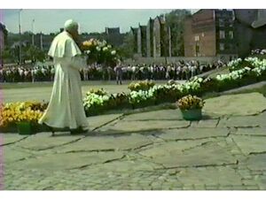 Jan Paweł II pod Pomnikiem Poległych Stoczniowców - kadr z filmu operacyjnego