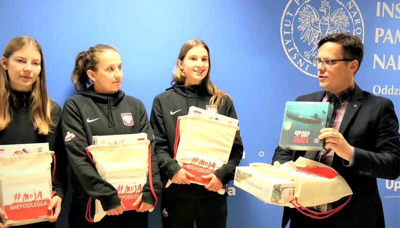 Dyrektor IPN Oddział w Gdańsku dr Paweł Warot spotkał się z Kadrą Narodową Kobiet Rugby 7 oraz innymi sportowcami – 3 lutego 2022