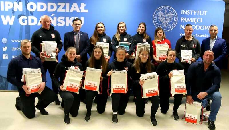 Dyrektor IPN Oddział w Gdańsku dr Paweł Warot spotkał się z Kadrą Narodową Kobiet Rugby 7 oraz innymi sportowcami – 3 lutego 2022