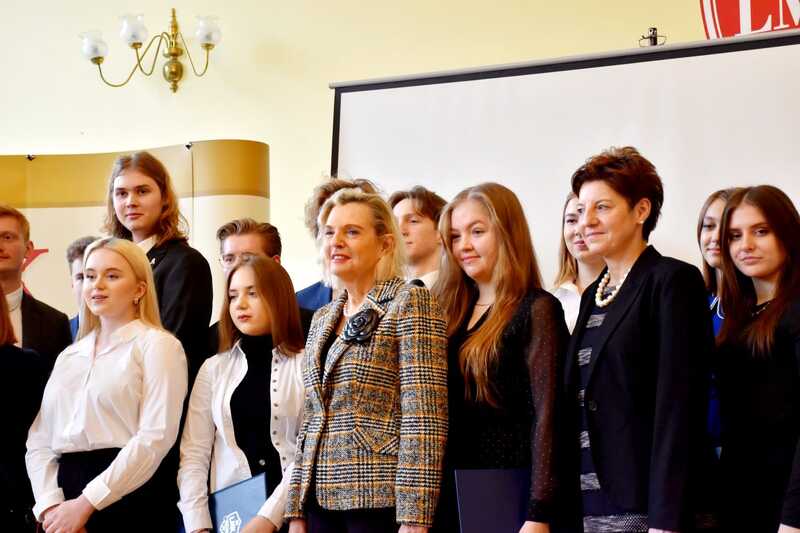 Ambasador Anna Maria Anders, Dyrektor III LO Aneta Jaworska