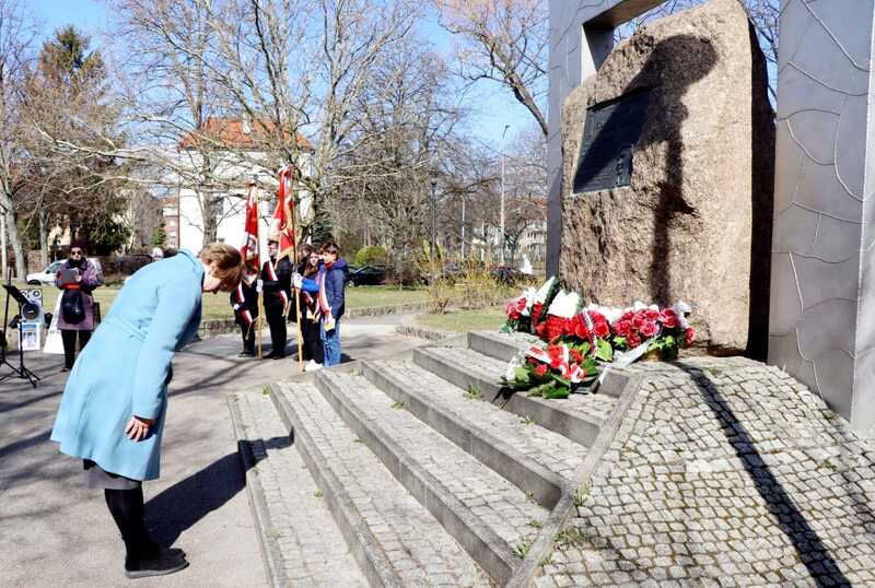 Dr Barbara Męczykowska z Oddziałowego Biura Edukacji Narodowej złożyła kwiaty pod pomnikiem gen. S. Maczka.