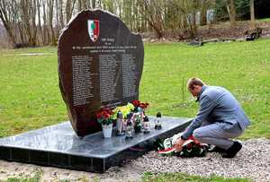 Złożenie kwiatów przy pomnikach upamiętniających ofiary Zbrodni Katyńskiej.