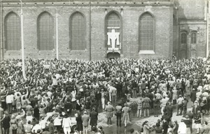 Demonstracja przed kościołem św. Brygidy w Gdańsku 1 maja 1983 r.