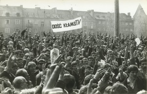 Demonstracja przed kościołem św. Brygidy w Gdańsku 1 maja 1983 r.
