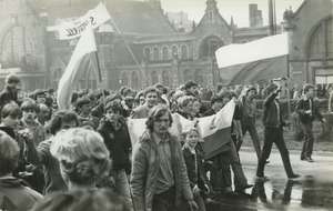 Demonstranci przed Dworcem Głównym PKP w Gdańsku 1 maja 1983 r.