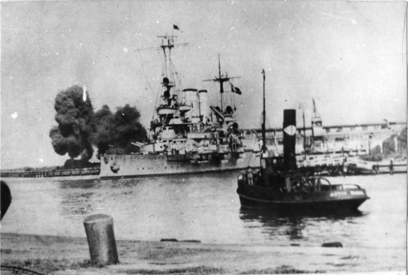 Pancernik Schleswig-Holstein ostrzeliwuje Westerplatte (z zasobów Archiwum IPN)