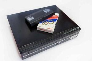 4a Magnetowid VHS-DVD Funai WD6D-D4413DB z kasetą VHS