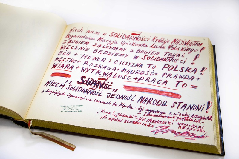 Fotografie przedstawiające pamiątkową księgę z I KZD NSZZ Solidarność