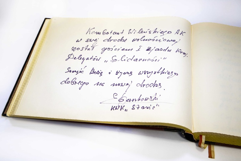 Fotografie przedstawiające pamiątkową księgę z I KZD NSZZ Solidarność