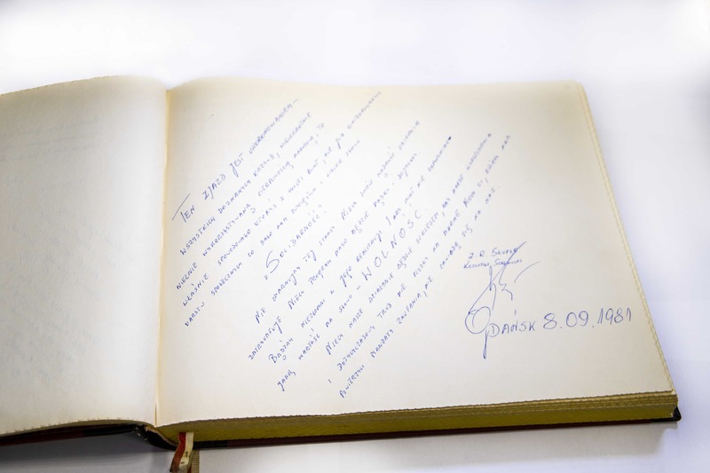 Fotografie przedstawiające pamiątkową księgę z I KZD NSZZ Solidarność