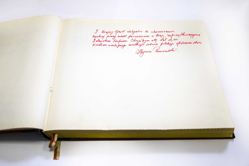 Fotografie przedstawiające pamiątkową księgę z I KZD NSZZ Solidarność