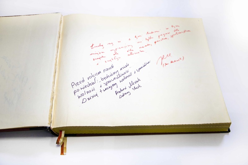 Fotografie przedstawiające pamiątkową księgę z I KZD NSZZ Solidarność