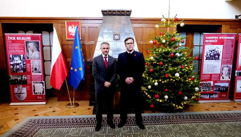 Ambasador RP w Berlinie Dariusz Pawłoś (z lewej) i dyrektor Oddziału IPN w Gdańsku dr Paweł Warot podczas prezentacji wystawy.