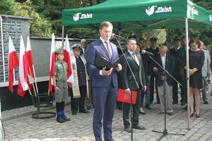 Przemówienie zastępcy prezydenta Miasta Gdańska Piotra Grzelaka na Cmentarzu Łostowickim.