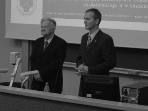 Dr Zbigniew Szczurek (z lewej) na spotkaniu Klubu „Grota”, zorganizowanym przez Oddział IPN w Gdańsku w 2012 r.