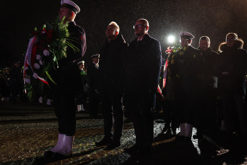 Dyrektor Oddziału IPN w Gdańsku dr Marek Szymaniak wraz z zastępcą Waldemarem Szulcem składają hołd ofiarom Grudnia '70 podczas uroczystości w Gdyni (fot. Roman Jocher/Radio Gdańsk)