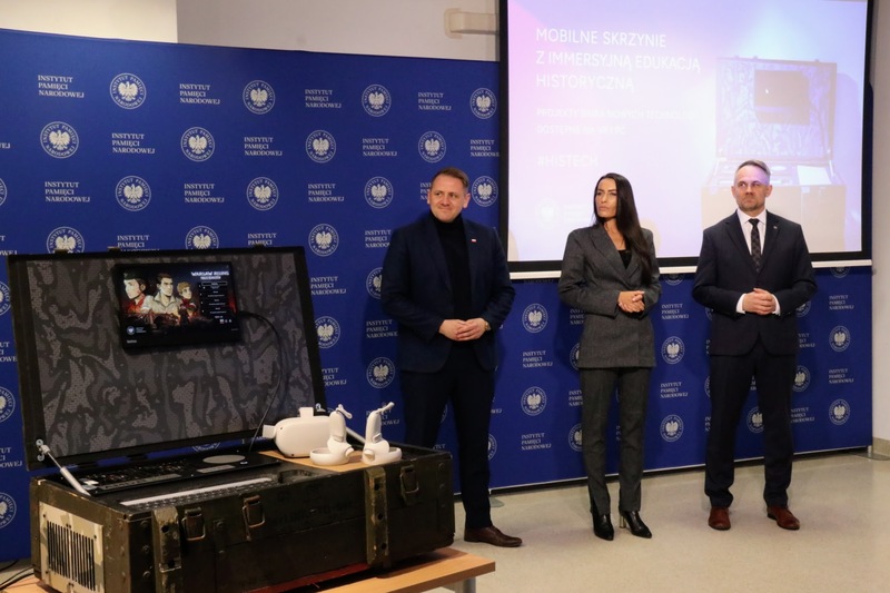 Konferencja prasowa na temat programu Biura Nowych Technologii IPN „Mobilne skrzynie z immersyjną edukacją historyczną”.