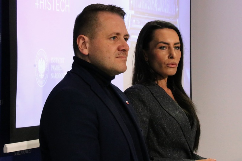 Dyrektor Biura Kadr IPN Mateusz Kotecki i dyrektor Biura Nowych Technologii Magdalena Hajduk.