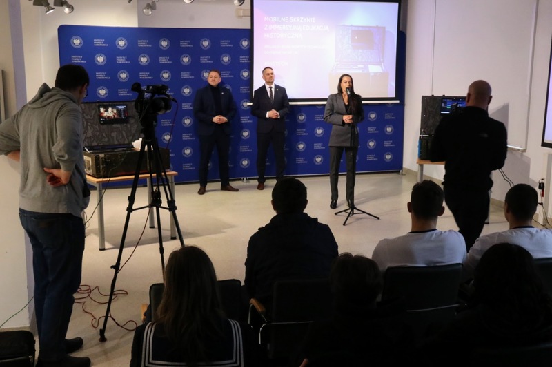 Konferencja prasowa na temat programu Biura Nowych Technologii IPN „Mobilne skrzynie z immersyjną edukacją historyczną”.