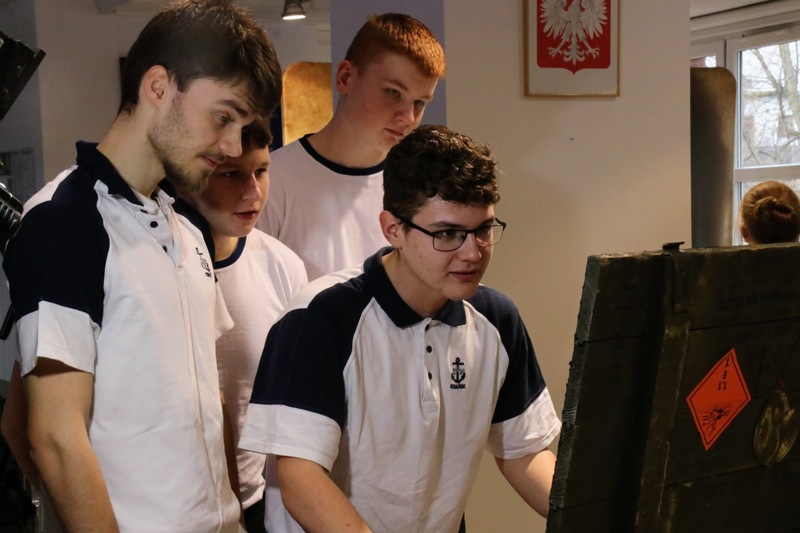 Zajęcia z wykorzystaniem mobilnych skrzyń z immersyjną edukacją historyczną.