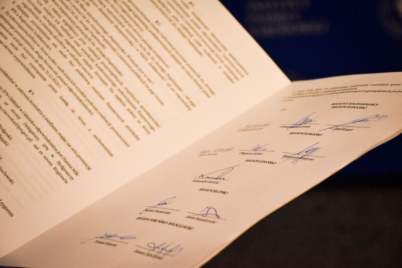 Podpisanie porozumienia o współpracy pomiędzy Instytutem Pamięci Narodowej Oddział w Gdańsku a pięcioma Regionami NSZZ „Solidarność” - Bydgoszcz, 17 maja 2024, fot. Arkadiusz Wojtasiewicz/IPN, Piotr Wiejak/IPN